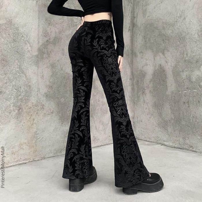 Foto de mujer con pantalón estampado negro