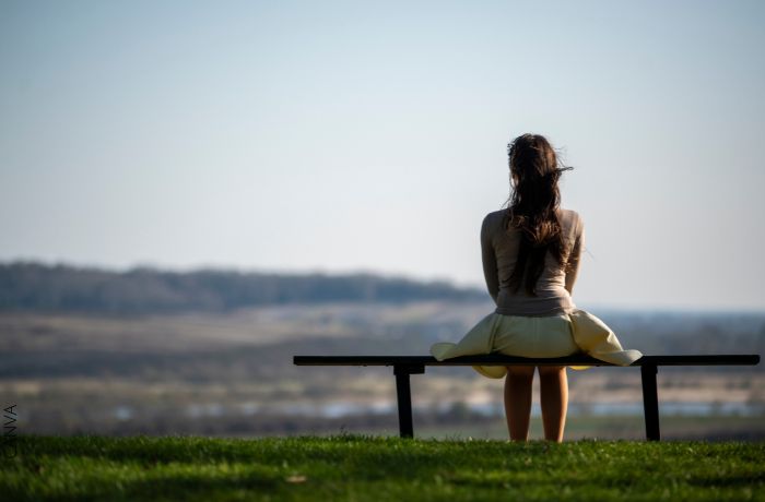 Foto de una mujer sola mirando al horizonte