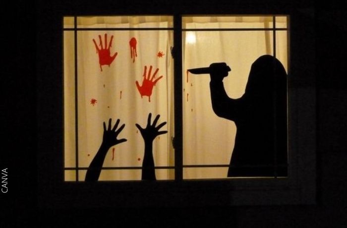 Foto de una decoración de un asesino en la ventana