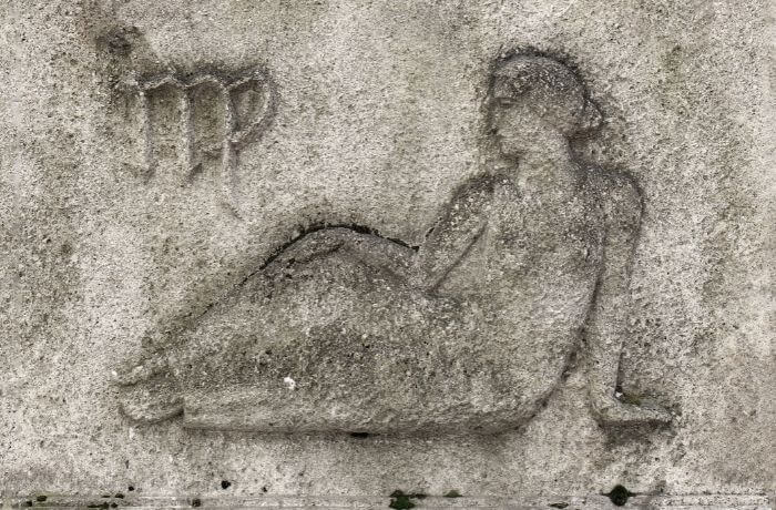 Foto de la diosa griega Dice tallada en piedra