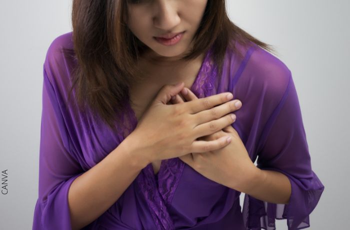 Foto de una mujer con dolor en el pecho