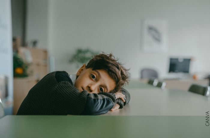 Foto de un niño triste en el colegio