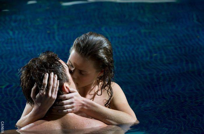 Foto de una pareja besándose en la piscina