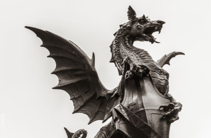 Foto de una estatua de dragón