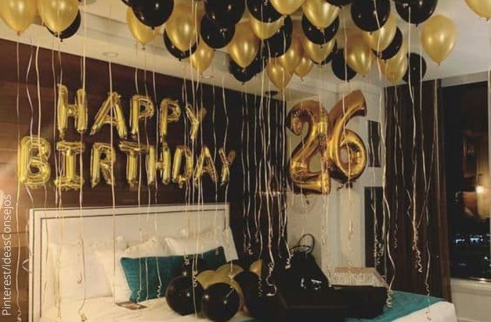 Foto de una habitación decorada para un cumpleaños de hombre