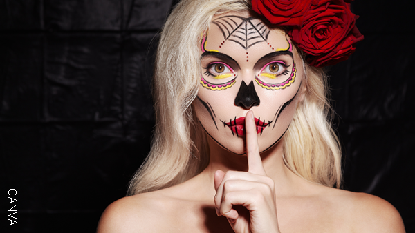 Foto de mujer con maquillaje de Halloween