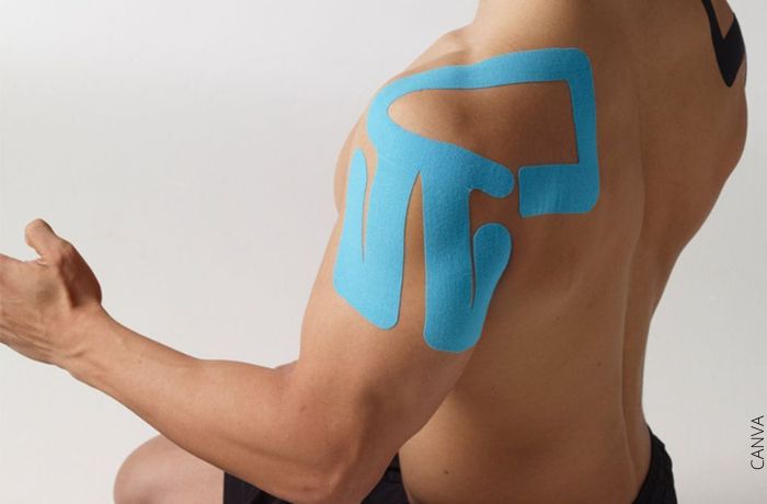 Foto de vendaje neuromuscular en el hombro de un hombre