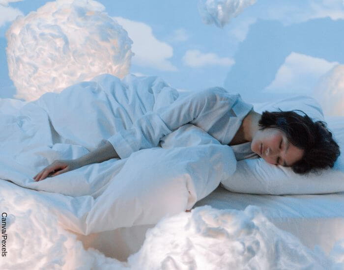 Ilustración de una mujer durmiendo entre las nubes