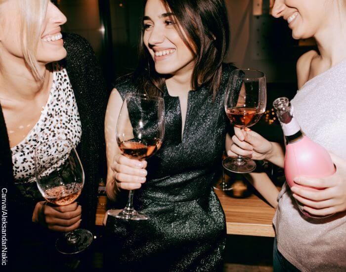 Foto de 3 amigas tomando champaña en una noche de fiesta