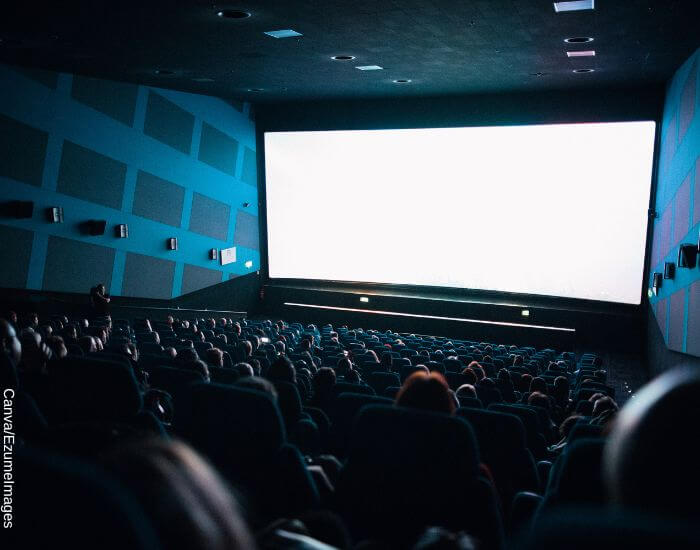 Foto de una sala de cine con la pantalla en blanco desde el fondo del teatro