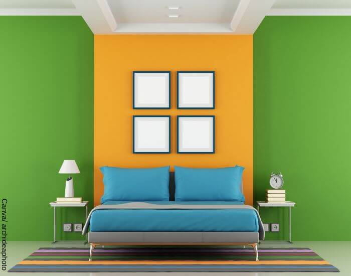 Foto de un cuarto pintado con colores brillantes: verde y amarillo chillón