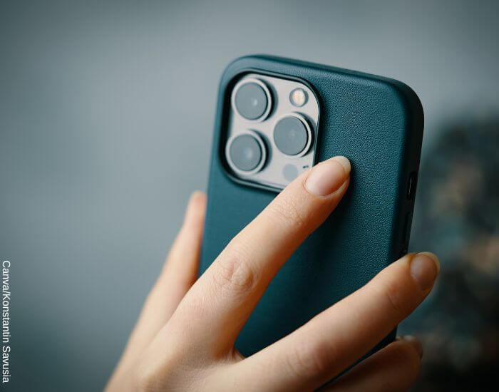 Foto de una mano sosteniendo un iPhone