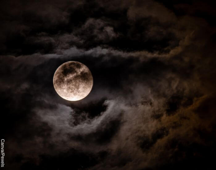 Foto de la luna llena en una noche nublada