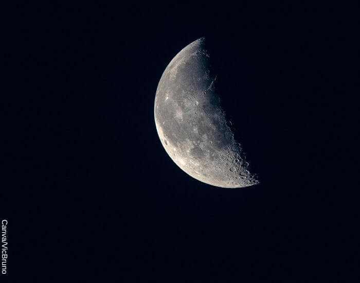Foto de la luna menguante en una noche negra
