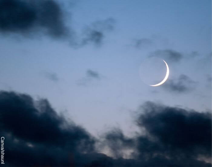 Foto de la luna nueva en una amanecer