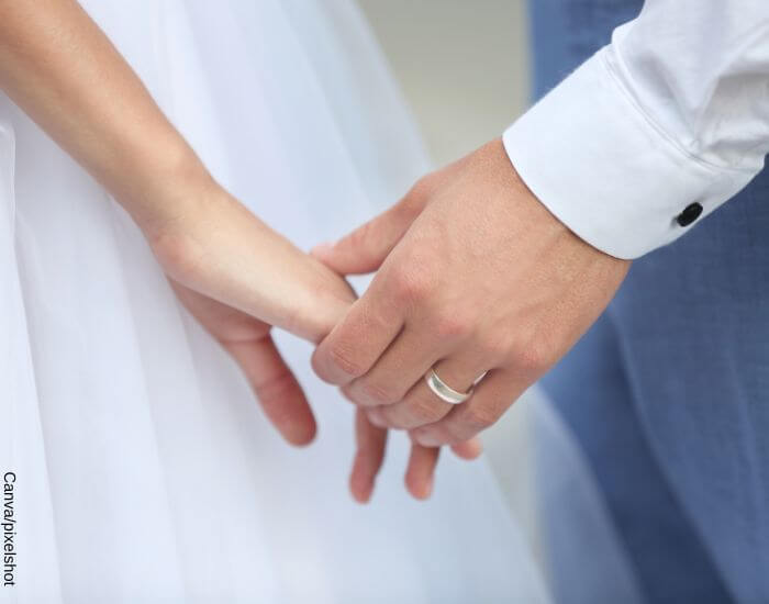 Foto de las manos de una pareja recién casada con el anillo en el dedo