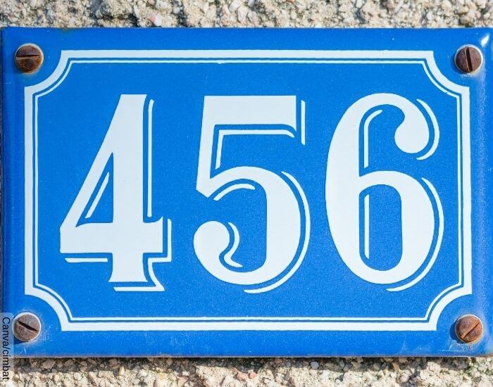 Foto de un anuncio de color azul con los números 456