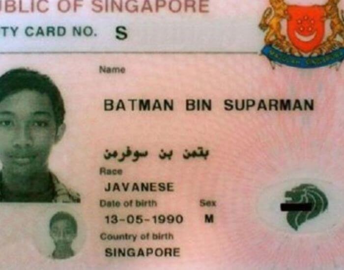 Foto de una cédula de Singapore con el nombre Batman Bin Suparman