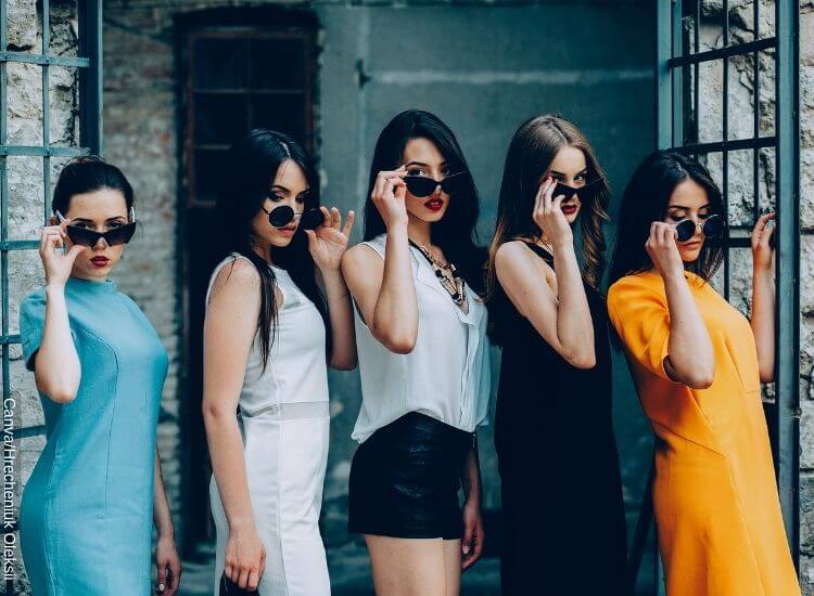 Foto de 5 mujeres usando gafas distintas
