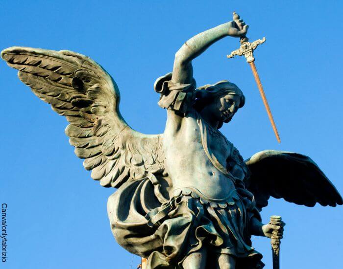 Foto de una estatua del Arcángel San Miguel desenfundando su espada