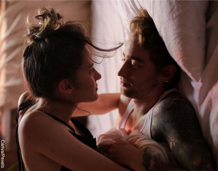 Foto de una pareja mirándose fijamente y con atracción al despertar