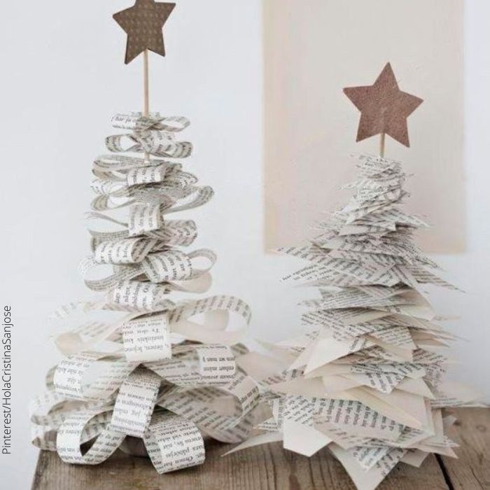 Foto de dos árboles de Navidad hechos con papel