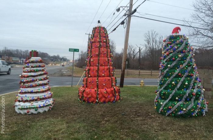Foto de tres árboles de Navidad hechos con llantas