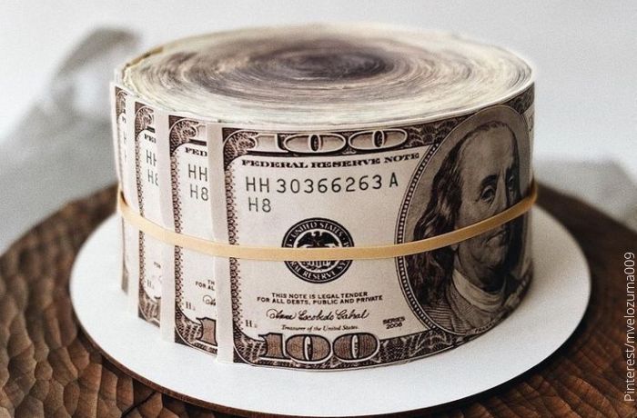 Foto de un pastel en forma de fajo de billetes