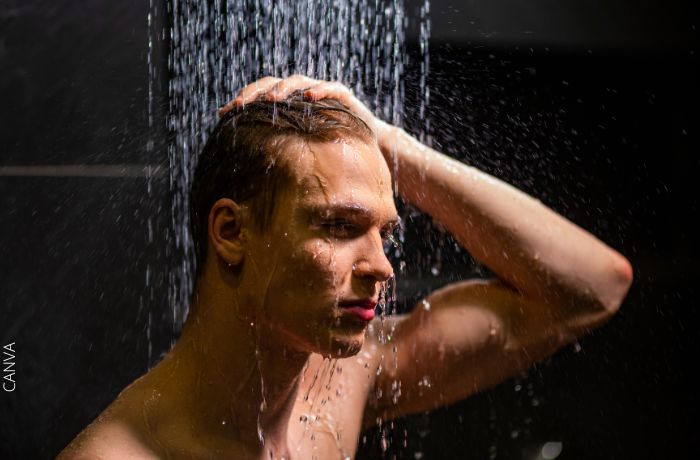 Foto de un hombre tomando una ducha
