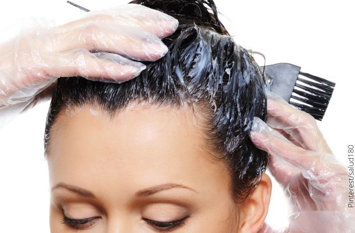 Foto de una mujer con un producto en el cabello para ilustrar cómo hacer una keratina