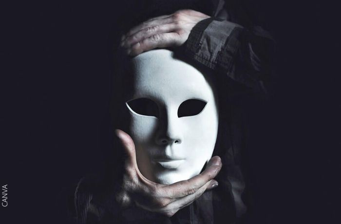 Foto de una persona sosteniendo una mascara blanca