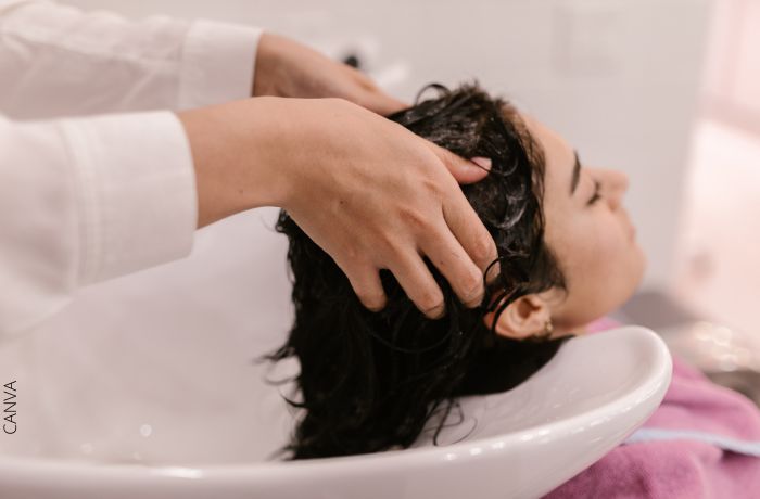 Foto de una mujer recibiendo un lavado de cabello