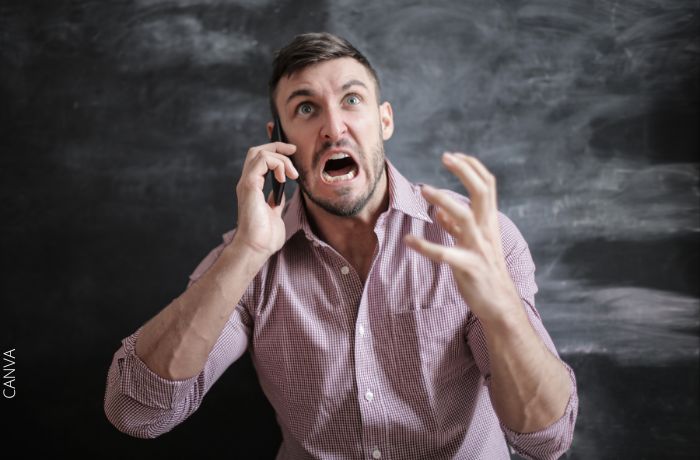 Foto de un hombre molesto hablando por celular