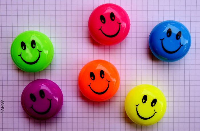 Foto de figuras en forma círculo de diferentes colores con caras felices