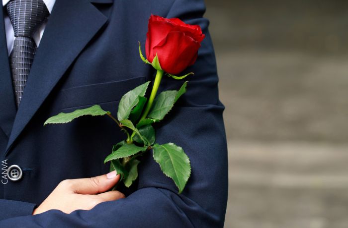 Foto de un hombre con una rosa en la mano