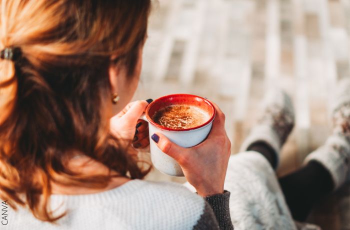 Foto de una mujer sosteniendo una taza de café