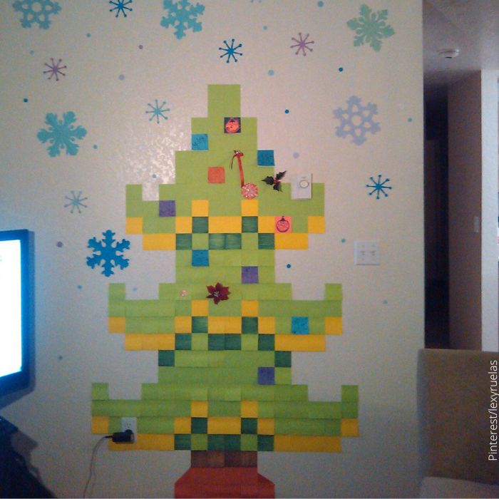 Foto de un árbol de Navidad hecho con post it