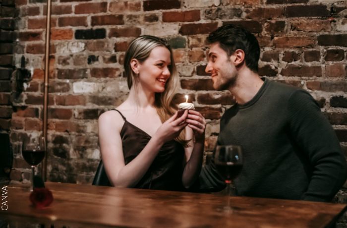 Foto de un hombre y una mujer en una cita