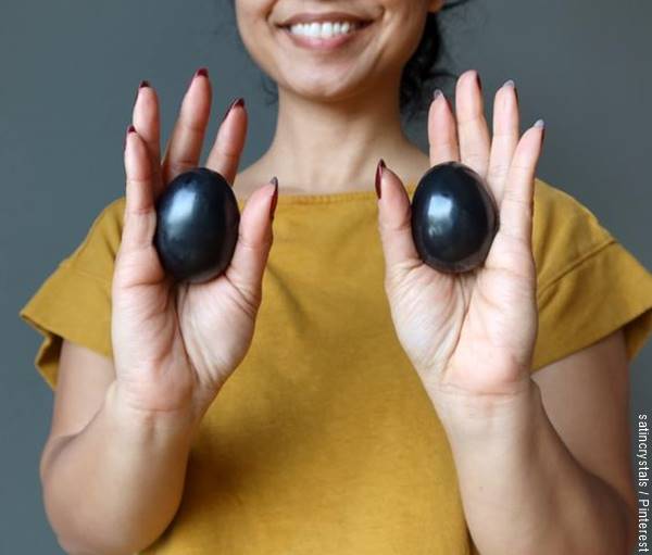 Foto de una mujer con huevos de Osiris en sus manos