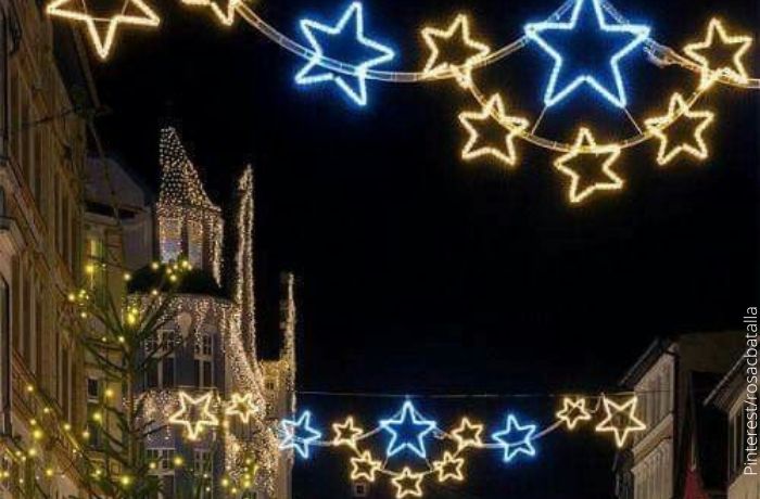Foto de luces de Navidad en forma de estrellas