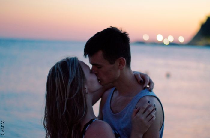 Foto de una pareja besándose frente al mar