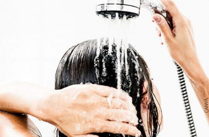 Foto de una mujer lavando su cabello