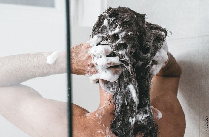 Foto de una mujer lavando su cabello