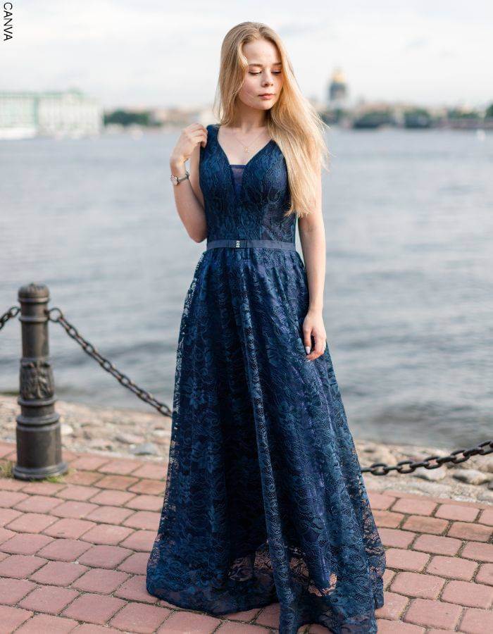 Foto de mujer con vestido azul