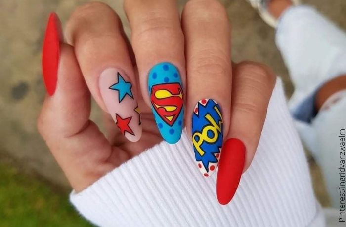 Foto de uñas con diseño de Superman