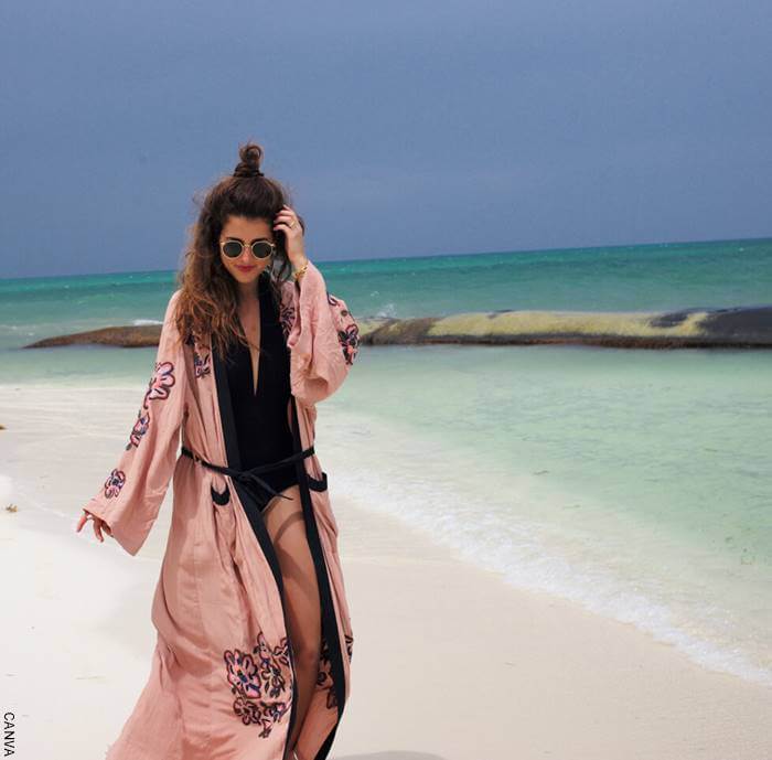 Foto de mujer con bata en la playa
