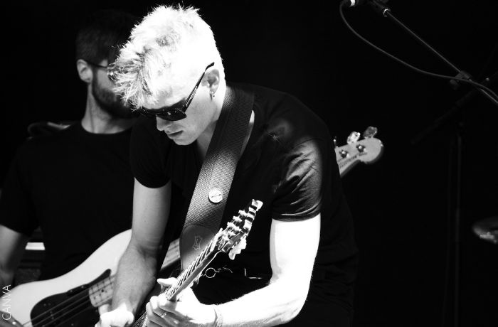 Foto a blanco y negro de un hombre tocando una guitarra eléctrica