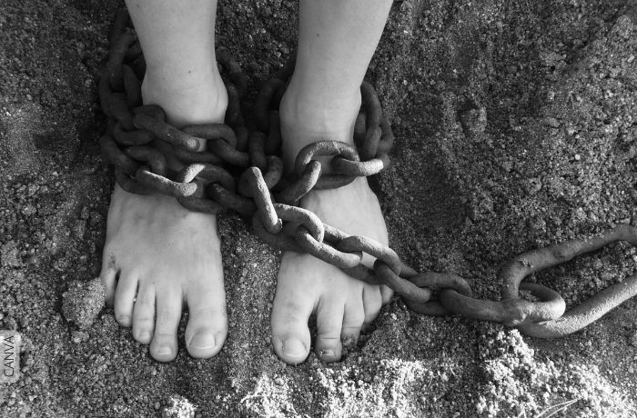 Foto de una persona con cadenas en los pies