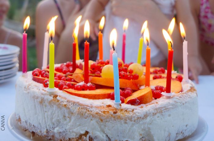 Foto de un pastel de cumpleaños con velas prendidas