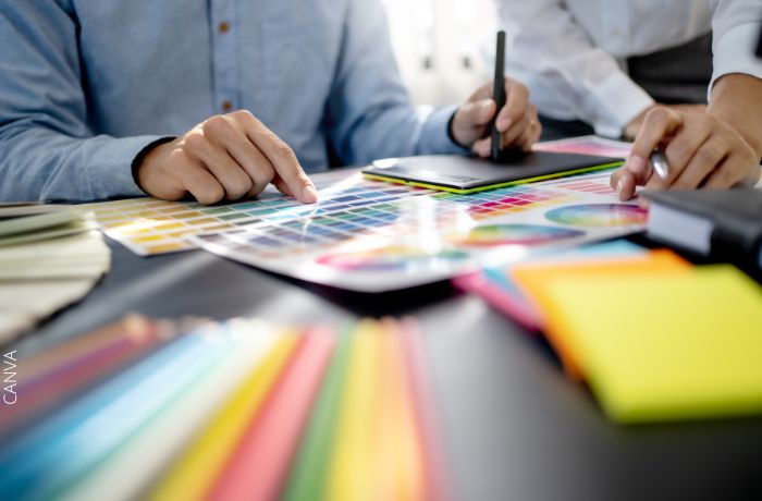 Foto de dos personas eligiendo colores de una tabla